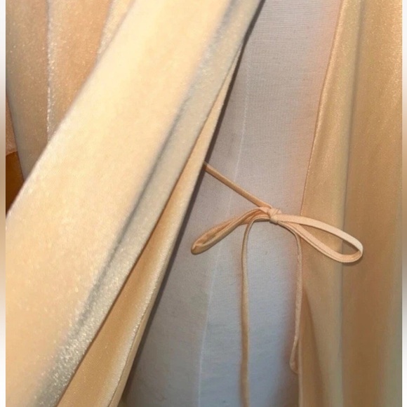 Rare Peach Buttery Soft Hostess Robe Crystal Buttons 1960s Saks 5th Ave Satin - Picture 7 of 9